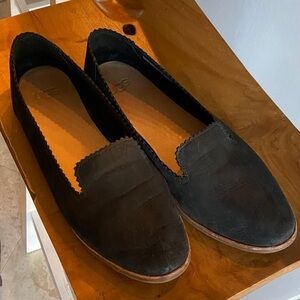 UGG ViataWomen's Black Nubuck sz 9.5 Flats